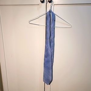 Arrow light blue diagonal pattern silk tie.